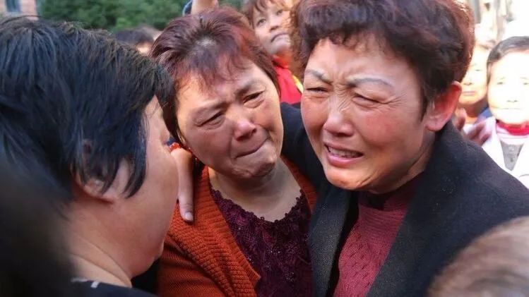 47年前,滴哭中与家人分散,47年后哭泣中与家人团聚!|家人|哭泣|养父母_新浪新闻